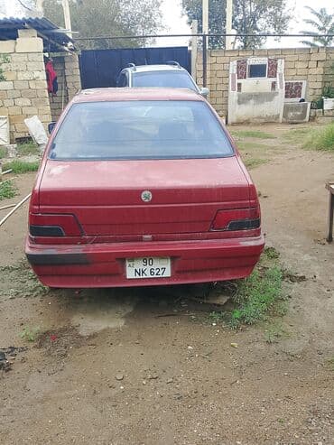 disk 16: Peugeot 405 sedan, qırmızı rəng. - Kuzov: 4 qapılı, sedan gövdə. Sağ — 3