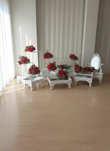 corek vitrini: Satış 690, kirayə 100 - Klassik barokko üslublu, ayaqlı ağ gövdə və — 1