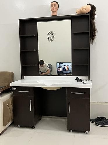 Bərbər salonu üçün iş stolu-güzgü komplekti - Geniş mərkəzi güzgü ilə