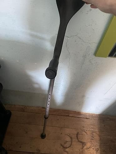 Hasa - Model: ön qol dayaqı olan qoltuqağacı - Rəng: qara/platin-boz