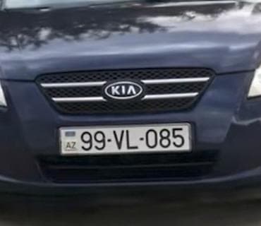 Kia (emblemli) sedan – ön barmaqlıqda iki xrom zolaqlı klassik Kia