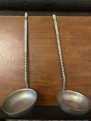 balta sapı: Metaldan hazırlanmış 2 ədəd iri kepçe dəsti. - Material: tökmə metal — 2