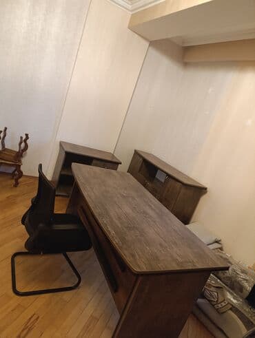 рабочий кабинет руководителя: Mebel dəsti - İş masası: Geniş iş səthi, ön hissədəki dekorativ üfüqi — 1