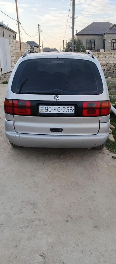 yan guzguler: Volkswagen Sharan miniven - Kuzov: gümüşü rəng, 5 qapı, relslərlə dam — 3