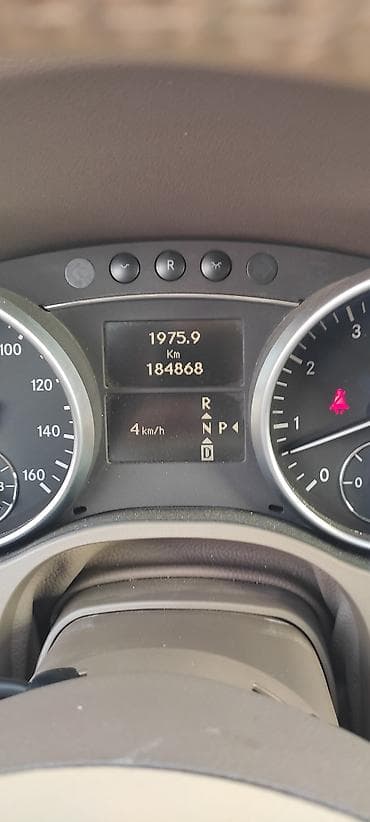 byd qara: Mercedes-Benz ML-Class (W164) ağ rəngdə SUV - Kuzov: ağ, 5 qapı — 4