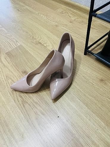 - Qadın klassik tufliləri - Rəng: açıq bej/nude - Material: parlaq