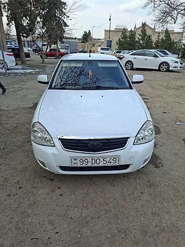 LADA Priora hatchback, ağ rəng. 5 qapılı kuzov, qara rəngli tonlanmış
