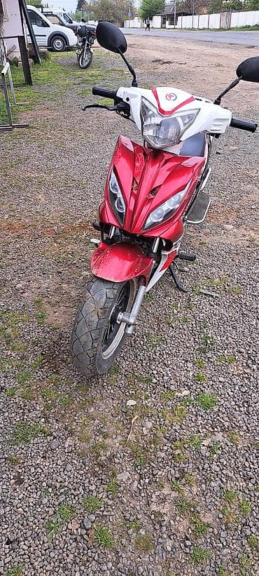 maşın danqıratı: Skuter/moped – sport üslublu, qırmızı-ağ gövdə, “REPSOL” tipli qrafika — 2