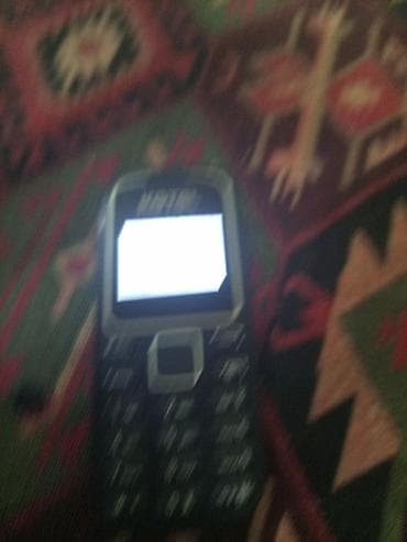 korpuslar: Sadə düyməli mobil telefon - Kompakt korpus, fiziki klaviatura və — 1