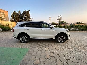 2107 farası: Kia Sorento – ağ rəngli, yeni loqolu kuzov. Geniş və müasir 7 yerlik — 3