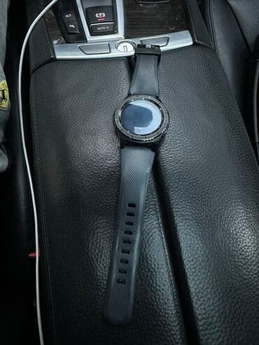 nardan nara kontur: Ağıllı saat – dairəvi ekranlı, qara rəngdə sport üslublu. Samsunq — 2