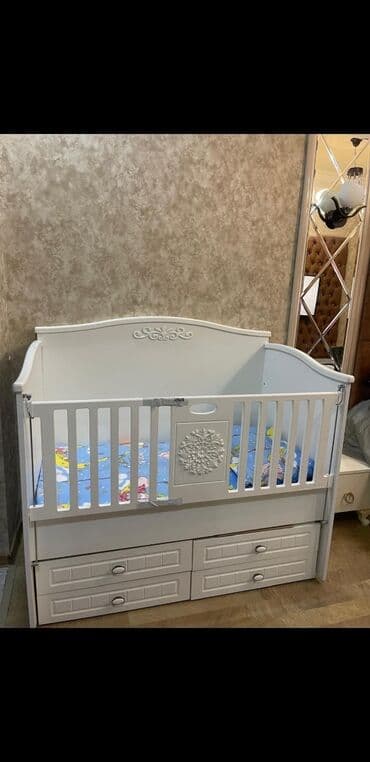 продам детскую кроватку: Для девочки и мальчика, Четырехугольная, Колыбель, С бортиками, С матрасом, Без механизма качания — 1