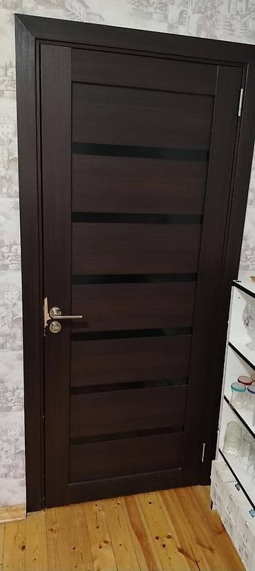 ucuz plastik: İç qapı – tünd qəhvəyi, horizontal lamelli dizayn - Material: taxta — 3