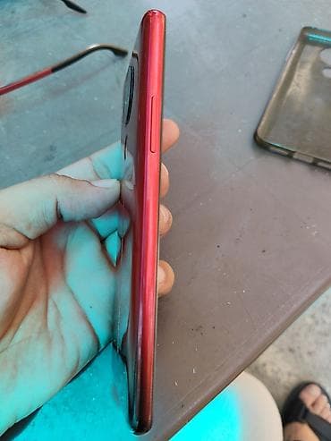 apple se 2020: Məhsul: Qırmızı rəngli smartfon Xüsusiyyətlər: - Arxa hissədə dairəvi — 2