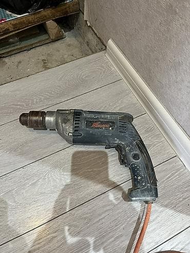 kömürsüz drel: Salam Tam islek veziyyetdedir. Elektrikli qazma aləti. Korpus üzərində — 2