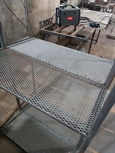 ev bitkisi: Metaldan hazırlanmış künc rəf sistemi - Material: qalın metal profil — 2