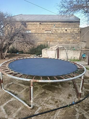 Dairəvi formalı, mavi atlama səthi olan açıq havada istifadə üçün