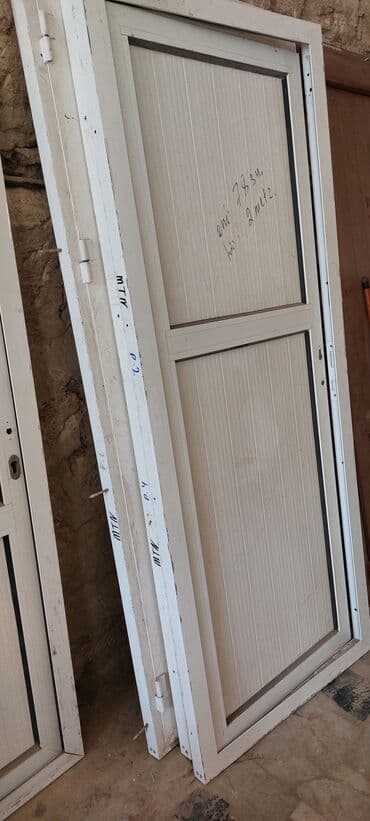 islenmis qapi pencere: Aliminum 4 ədəd qapıdır ölçülər üstündə qeyd olunub biri 40 m — 4