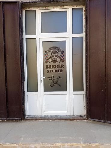 en ucuz mebeller: Tam təchizatlı bərbər/gözəllik salonu sahəsi - Ön qapıda “Barber — 3