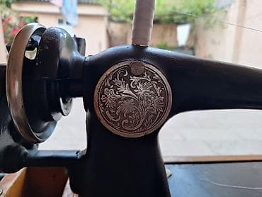 qedimi pullar: Mexaniki tikiş maşını – retro model, ağır döküm gövdə və taxta baza — 4