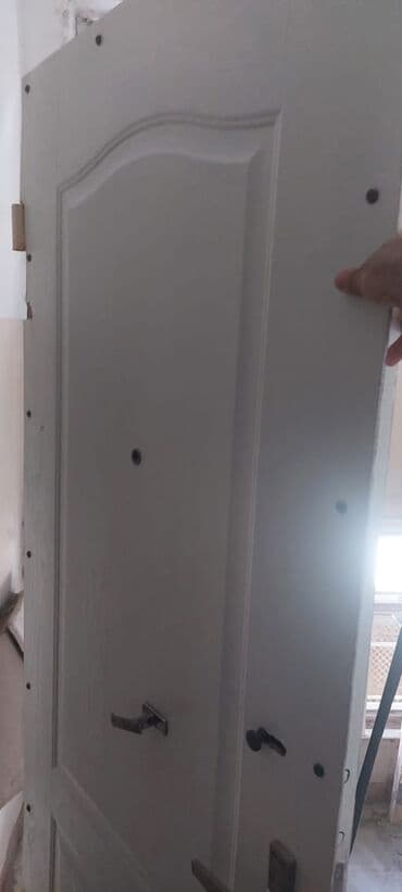 ayna qapı: Bu ağ rəngdə metal qapı təhlükəsizlik və dayanıqlığı təmin edir. Qapı — 1