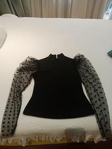 Qara bluz – SHEIN, ölçü M (EUR M/USA M) qolu tullu.
Moskvada almışam — 2