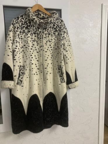 qadın üçün qış dublyonkaları: Qadın paltosu – qara-ağ naxışlı, qalın və yumşaq toxumalı — 2