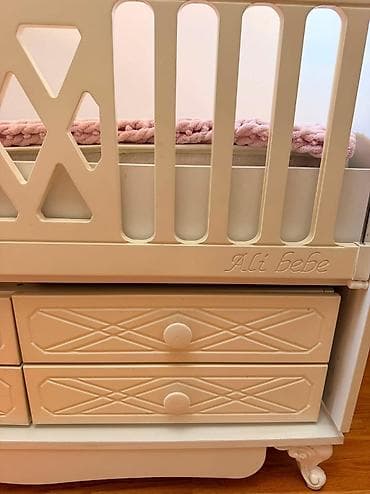 ikinci əl yatağ: Beşik satilir 70 azn Ali baby İslenmeyib beşik. Matras var. Yellenir — 1