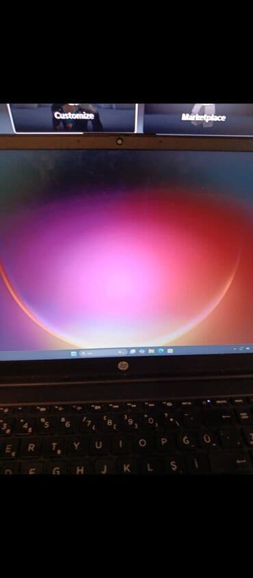 Masaüstü kompüterlər və iş stansiyaları: HP noutbuk alt tarafında küçük bir çatlak vardır ama hiç bir — 8