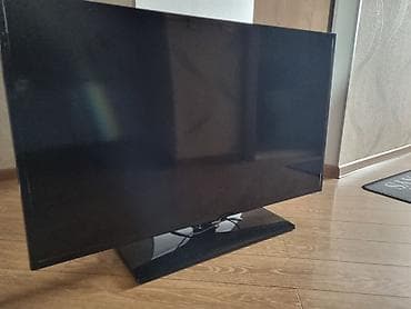 LED televizor, təxminən 40–43 düym ekran ölçüsü. İnce çərçivə, sabit