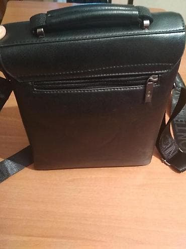 Eynəklər: Kişi üçün Çanta satılır.Heç işlənməyib. Heç bir problemi yoxdur. 100 — 3