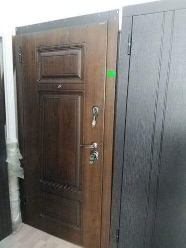 seyf qapi modelleri: Tünd qəhvəyi rəngdə möhkəm polad qapı, müasir dizaynı və etibarlılığı — 2