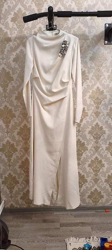 Zərif krem rəngli uzun don. 160 azn e modalinda magazasindan alinib. 1