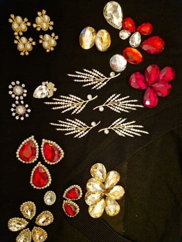 Arxasi tikile bilen ve yapisdira bilen qaşlar.hamisi bir yerde