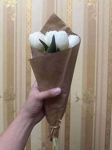 tulpani: Ağ lalələrdən ibarət mini buket - Kompozisiya: 7 ədəd ağ lalə (real — 1
