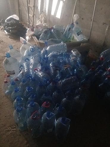 banka bağlıyan: 5-10 ve 19 litrlik su bidonlar satilir. - Material: şəffaf plastik — 5