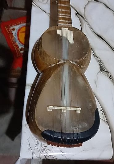 akustik gitara: Tar – Azərbaycan milli simli musiqi aləti - Korpus: iki hissəli armud — 3