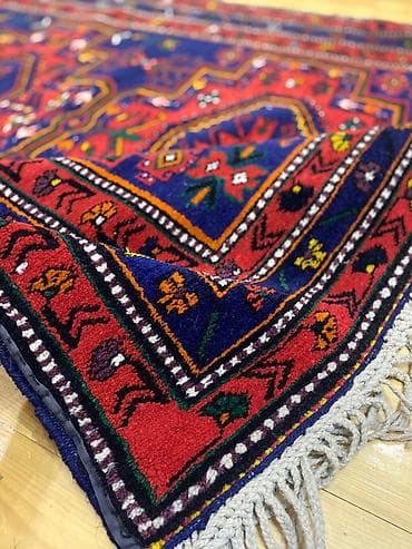 yun alışı: Qol toxunuşu xalça yalniz divardan asilib - Material: təbii yun sap - — 2