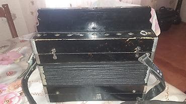 elektron gitara yolana: Sədəf naxışlı qarmon satılır. Korpus qara laklıdır, üzərində sədəf — 4