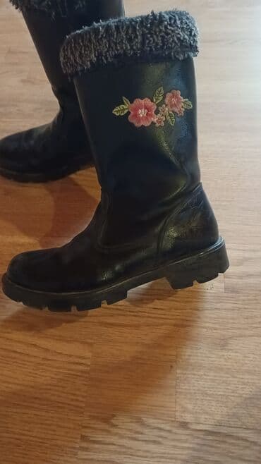 детская зимняя обувь на овчине: Qız uşaqları üçün qış çəkmələri - Rəng: qara - Material: parlaq — 1