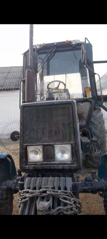 təkər ölçüləri: Ön hissəsində geniş qara radiator barmaqlığı və iki böyük fənəri olan — 2