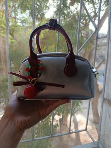 Lincoln: Gümüşü rəngdə, yumru formalı qadın əl çantası. Çantanın qırmızı — 1