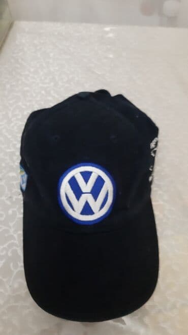 kişilər ucun dəri papaqlar və kepkalar: Volkswagen emblemli beysbolka. Materialı: pambıq. Rəngi: tünd göy. Əla — 1