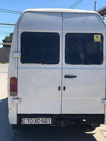 Nəqliyyat: Ağ rəngli mikroavtobus/van. Xüsusiyyətlər: - Uzun və yüksək damlı — 2