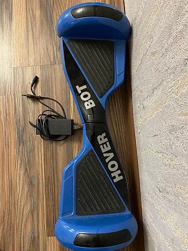 Hover BOT hoverboardu. Mavi rəngdədir və balanslaşdırma təmin edir