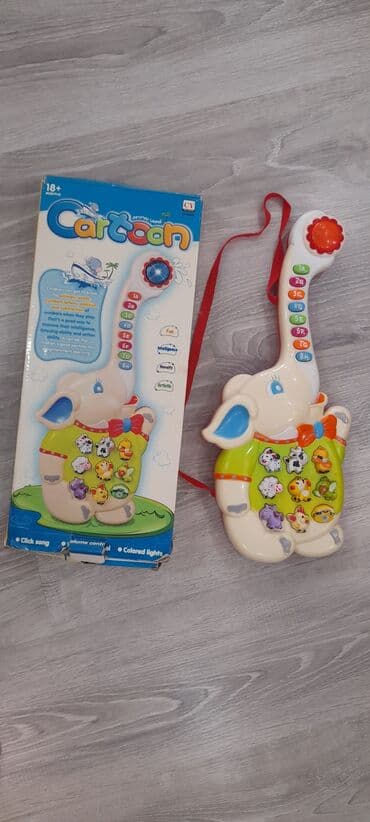 Ingilis dilinde reqemler,mahnilar oxuyur,balacalar ucun maraqli