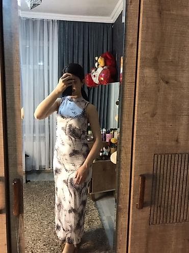 Ağ və qara çalarlarda, müxtəlif naxışlı, qolsuz midi don. Donun üst