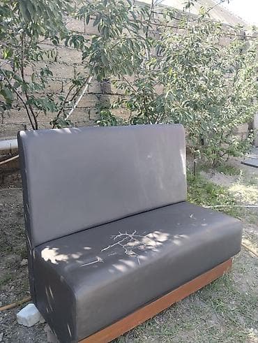 Kafe/restoran tipli ikiyerlik skamya - Rəng: tünd boz - Material — 2