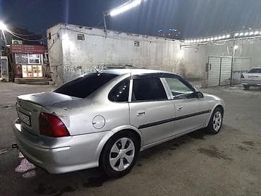 Opel Vectra: 1.6 l | 1997 il 550000 km Sedan