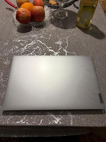 Lenovo noutbuku – gümüşü rəngdə, nazik korpuslu, 15.6" ekranlı model